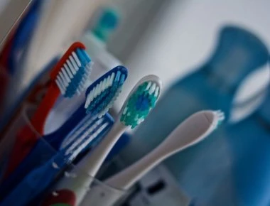 Να γιατί δεν πρέπει να αφήνετε την οδοντόβουρτσα στην τουαλέτα